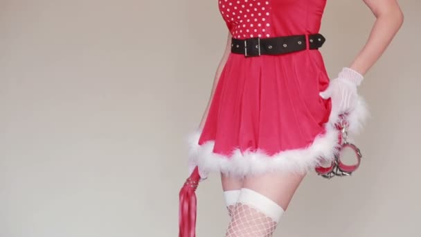 Sexy dziewczyna Santa pieszczoty siebie. Sex gry. trzymając bicz — Wideo stockowe