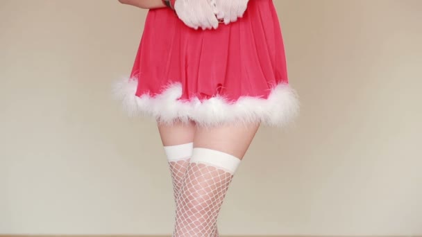 Sexy Santa Girl acaricia-se. Jogos sexuais. mãos algemadas — Vídeo de Stock