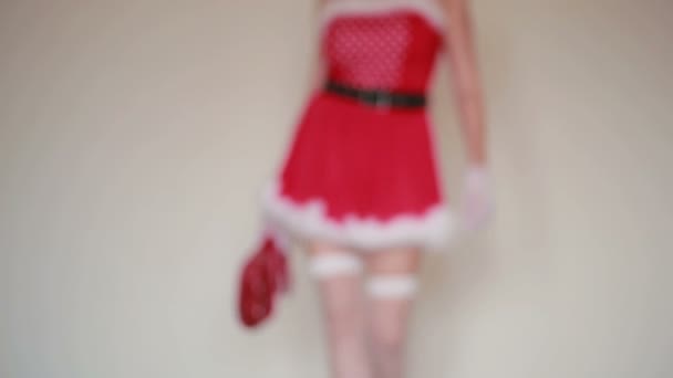 Sexy Santa Girl se caresse. jeux sexuels. tenant un fouet — Video