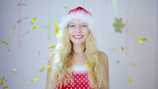 Santa Girl debout sous un confetti. feux d'artifice. femme peur pétards — Video