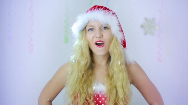 Weihnachtsmann steht unter einem Konfetti. Feuerwerk. Frau erschreckte Feuerwerkskörper — Stockvideo