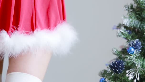 Sexy Santa Girl se caresse. jeux sexuels. les mains menottées — Video