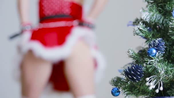 Sexy Santa meisje streelt zelf. Sex spellen. handen in handboeien — Stockvideo