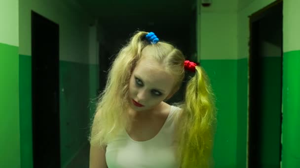 Menina louca com uma faca grande. Mulher louca. Halloween. — Vídeo de Stock