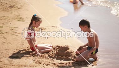 Genç Beyaz aile Plajı kum kale inşa edilmiştir