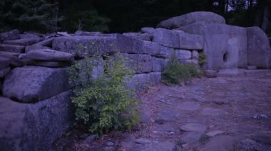 Dolmen. Eski mezarlığı üzerinde yürüyen bir kadın hayaleti