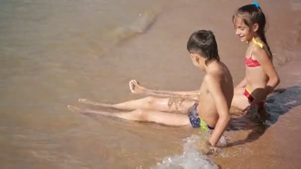 Niños. niño y niña jugando con arena en la playa . — Vídeos de Stock