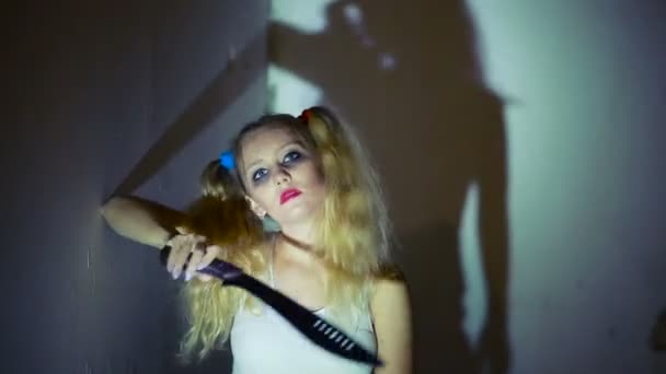 Menina louca com uma faca grande. Mulher louca. Halloween. — Vídeo de Stock