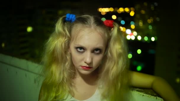 Bláznivá holka. Halloween. žena má prst přes hrdlo — Stock video