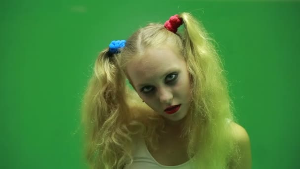 Őrült lány úgy néz ki fenyegetően. Halloween. nő sikolyok és kiáltások — Stock videók