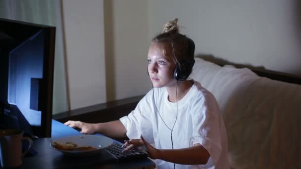 Jeune femme jouant à des jeux vidéo sur votre ordinateur. joueur enragé. J'ai perdu le match. — Video