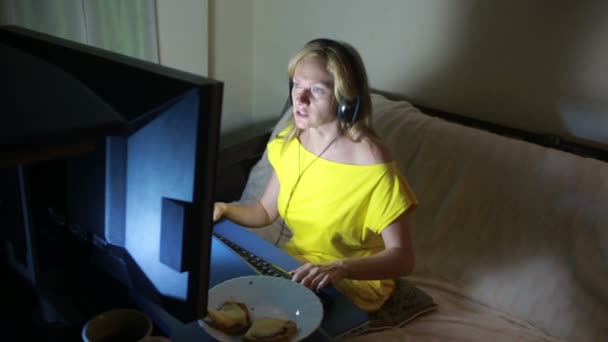 Mujer adulta jugando videojuegos en su computadora. gamer rabioso. Perdí el juego. — Vídeo de stock