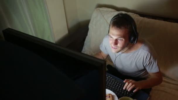 Человек играет в видеоигры на вашем компьютере. Поздно вечером на компьютере. — стоковое видео