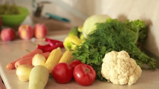 Ragazza lava l'uva. verdure sul tavolo della cucina — Video Stock