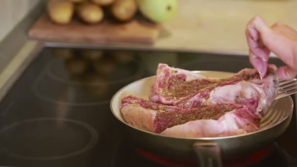 Mujer prepara la carne en la cocina. cena casera de cocina. Carne de res — Vídeo de stock