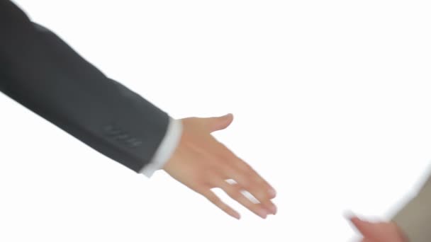 Бізнес рукостискання з білим тлом, два чоловіки тремтять руками — стокове відео