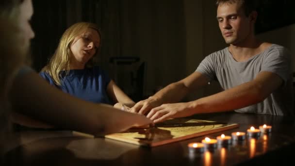 Groep mensen op een spiritistische. mensen noemen geesten — Stockvideo