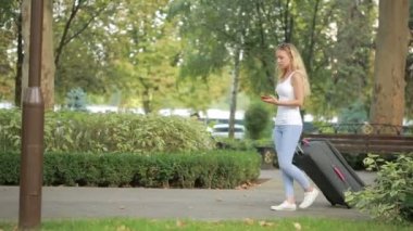 Ellerini, Bagaj ile yürüme kadın Smartphone'da söz