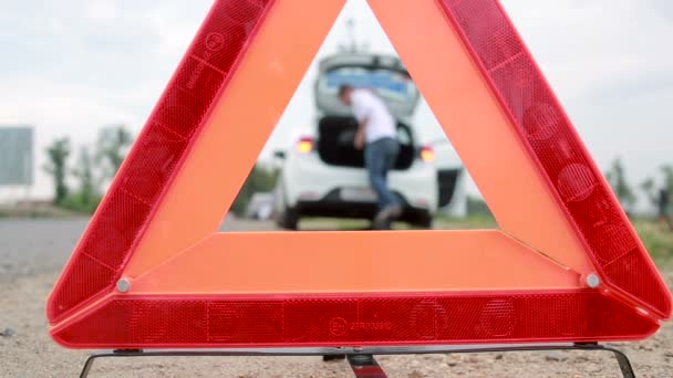 Man byta ett hjul på bilen. punktering på vägen. trasig bil — Stockvideo