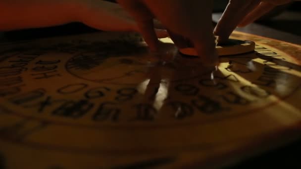 groupe de personnes à un spiritualiste. Les gens appellent les esprits 