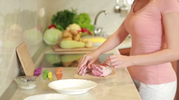 Žena připravuje maso v kuchyni. domácí večeře. Hovězí steaky — Stock video