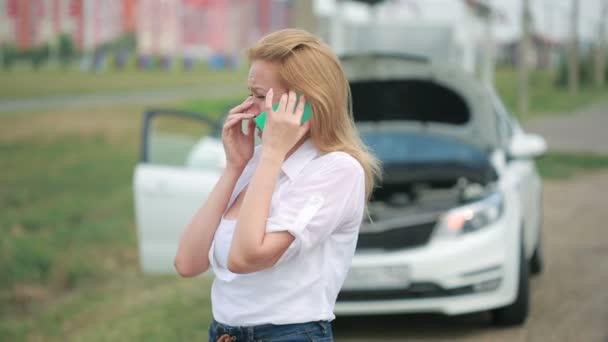 Mulher e carro quebrado pedindo ajuda no celular. carro quebrado na estrada — Vídeo de Stock