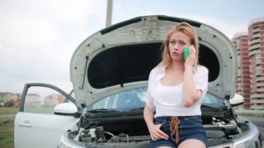 kadın ve kırık araba için arama cep telefonuyla yardım. kırık araba yolda