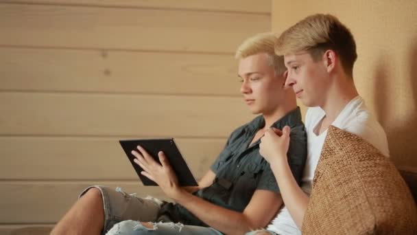 Glückliches homosexuelles Paar mit Tablette im Bett. Schwules Paar. lgbt — Stockvideo