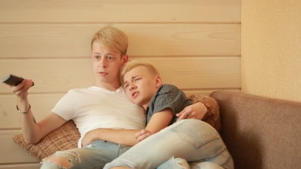 LGBT, concetto di matrimonio omosessuale - felice coppia gay maschile che si abbraccia a casa — Video Stock