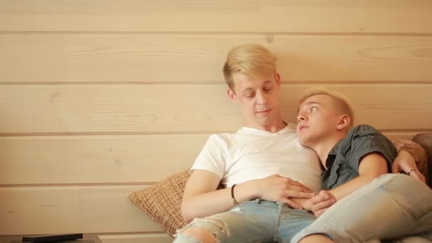 LGBT, concetto di matrimonio omosessuale - felice coppia gay maschile che si abbraccia a casa — Video Stock