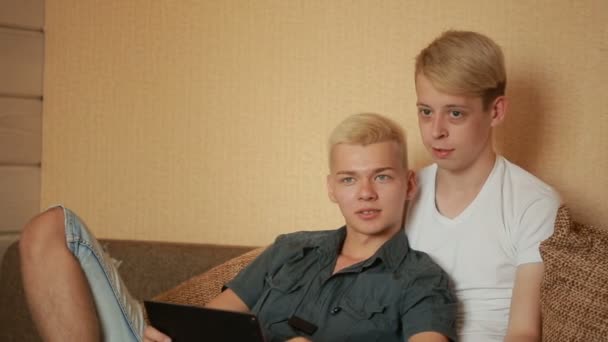 Glückliches homosexuelles Paar mit Tablette im Bett. Schwules Paar. lgbt — Stockvideo