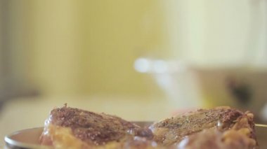 kızarmış et parçası. dumanı tüten