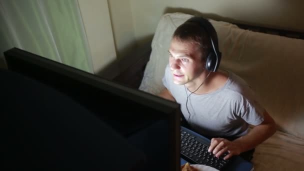 Człowiek, grając w gry wideo na komputerze. późno w nocy na komputerze gracza — Wideo stockowe