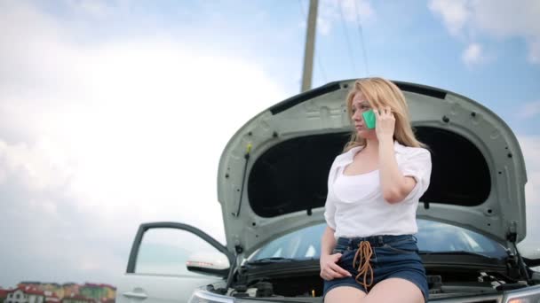 Kadın ve kırık araba için arama cep telefonuyla yardım. kırık araba yolda — Stok video