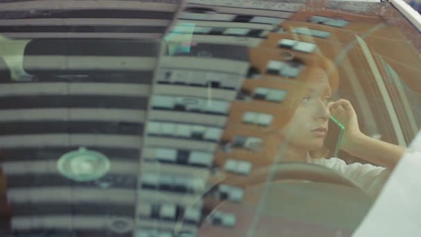 Krásná dívka v autě pomocí chytrého telefonu. dívka sedící v autě — Stock video