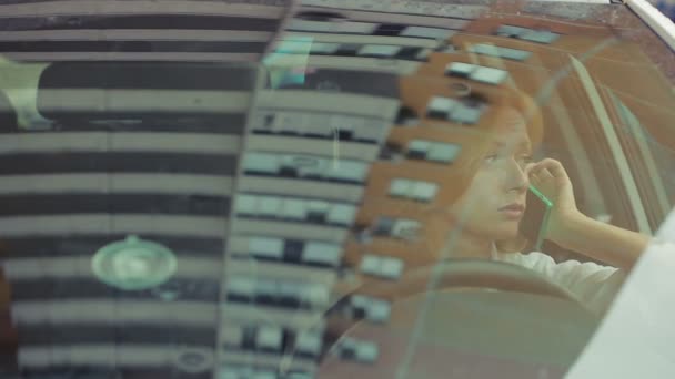 Hermosa chica en el coche usando un teléfono inteligente. chica sentada en el coche — Vídeos de Stock