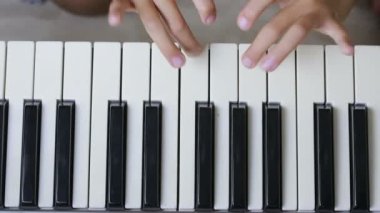 yakın çekim shot piyano anahtar yandan. Çocuk piyano çalmayı öğrenme