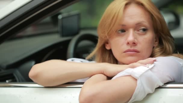 Chica sentada en el coche bajo la lluvia. el conductor espera a los pasajeros — Vídeos de Stock