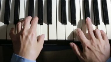 Denetleyici bir MIDI klavye synthesizer oynarken kadın el yakın çekim.