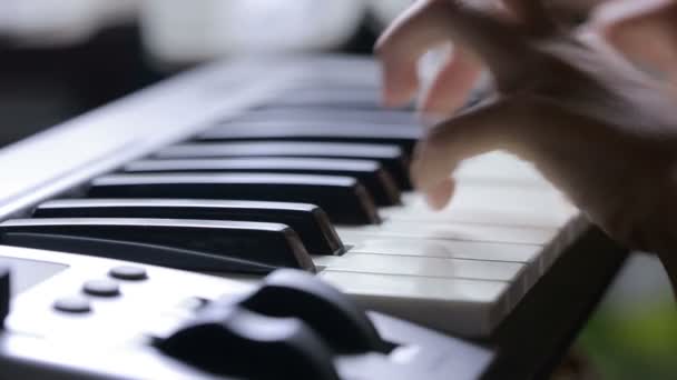 De hand op piano sleutel in close-up shot. kind leren om de piano te spelen — Stockvideo