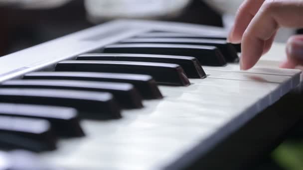 Femme main jouant un synthétiseur clavier contrôleur MIDI gros plan . — Video