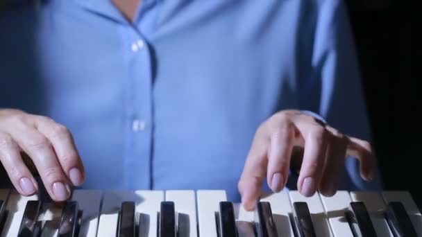 Femme main jouant un synthétiseur clavier contrôleur MIDI gros plan . — Video