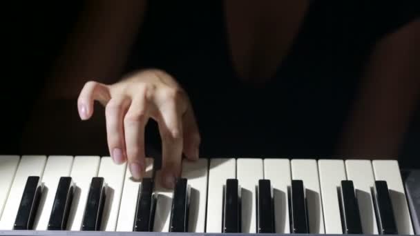 Vrouw hand spelen een Midi-controller synthesizer van het toetsenbord close-up. — Stockvideo