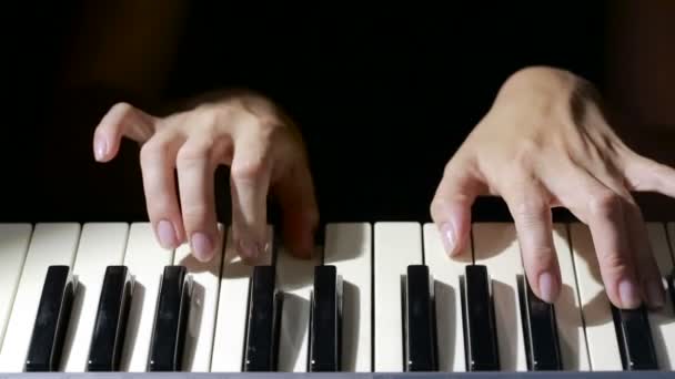 Mulher mão tocando um sintetizador de teclado controlador MIDI de perto . — Vídeo de Stock