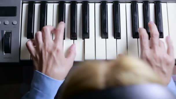 Mulher mão tocando um sintetizador de teclado controlador MIDI de perto . — Vídeo de Stock