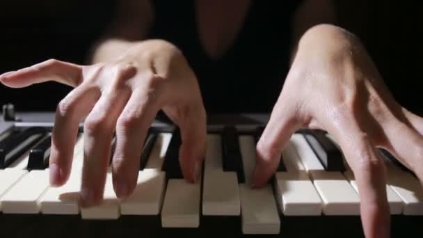 Denetleyici bir MIDI klavye synthesizer oynarken kadın el yakın çekim. — Stok video