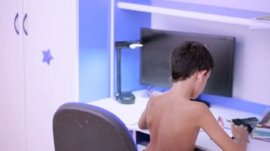 Genç çocuk bir cep telefonu kullanarak ödev yapmak. doğal video