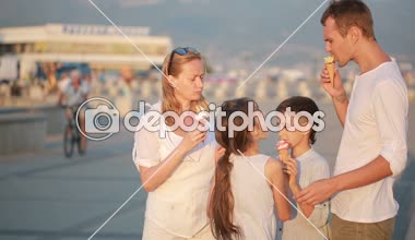 Dondurma yeme oyunu mutlu bir aile. sıcak güneşli gün