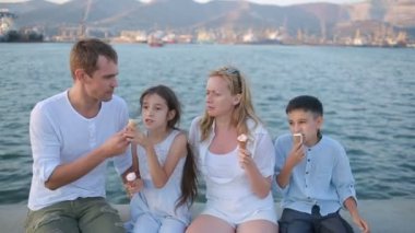 Dondurma yeme oyunu mutlu bir aile. sıcak güneşli gün
