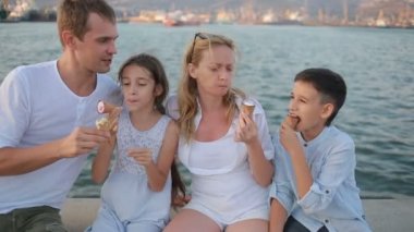 Dondurma yeme oyunu mutlu bir aile. sıcak güneşli gün